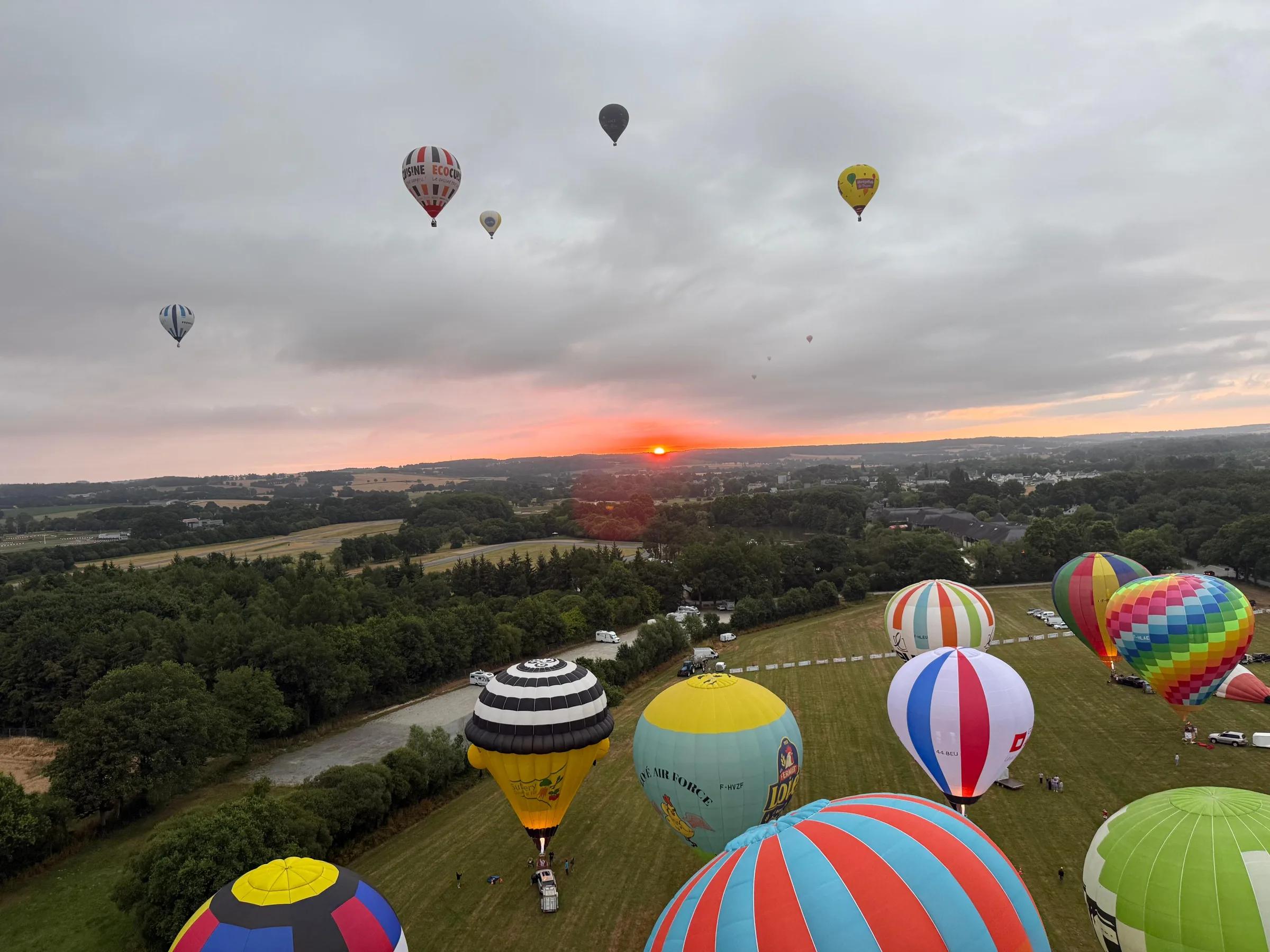Montgolfière au dessus de la Mayenne